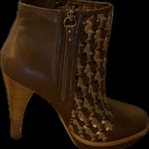 UGG heeled leather shoe